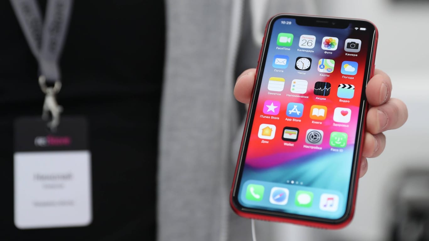 Ein Apple-Mitarbeiter präsentiert das neue iPhone XR: Stiftung Warentest hält das "Billig-iPhone" für den Preis-Leistungssieger in der neuen Apple-Serie.
