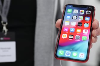 Ein Apple-Mitarbeiter präsentiert das neue iPhone XR: Stiftung Warentest hält das "Billig-iPhone" für den Preis-Leistungssieger in der neuen Apple-Serie.