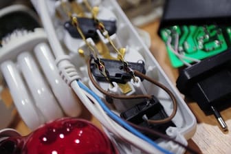 Geöffnete Elektrogeräte: Mangelhaft verarbeitete Komponenten in Haus- und Gartengeräten bergen erhebliche Gefahren für ihre Nutzer.