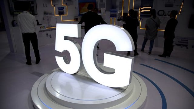 Im Vergleich zur Technologie 4G (LTE) ist 5G um ein Vielfaches schneller. Im Vergleich zur Technologie 4G (LTE) ist 5G um ein Vielfaches schneller.