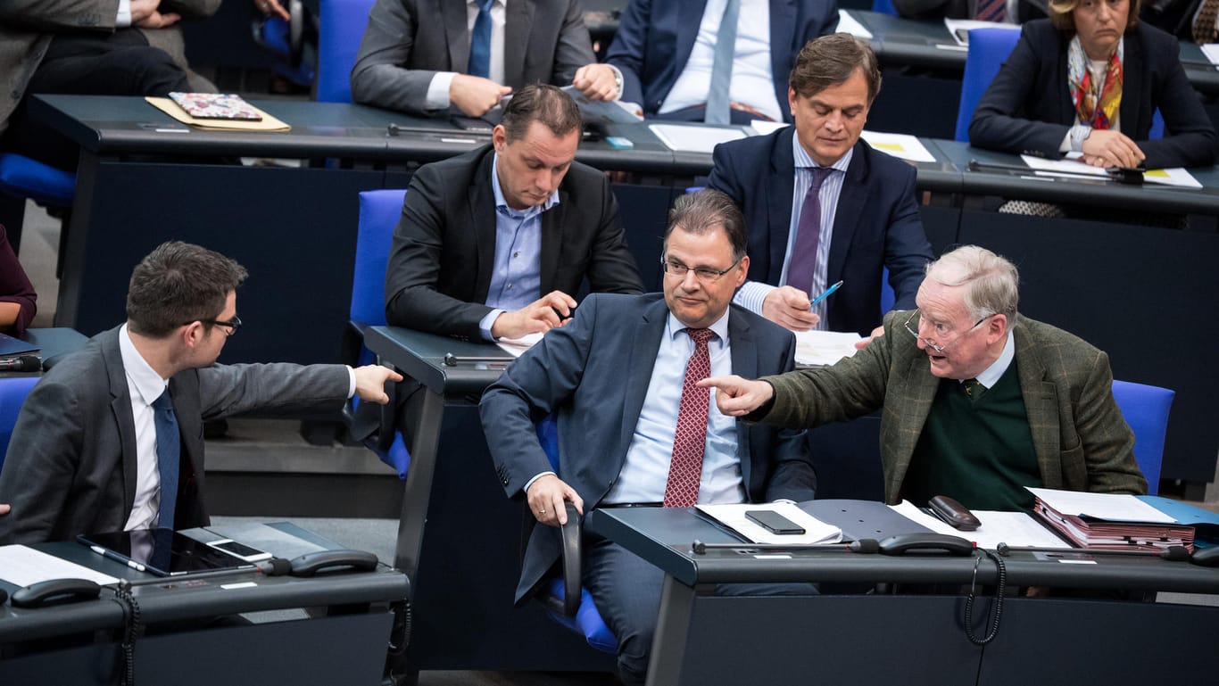 Hitzige Debatte um Migrationspakt: Marco Buschmann von der FDP (l.) und Alexander Gauland von der AfD streiten sich.