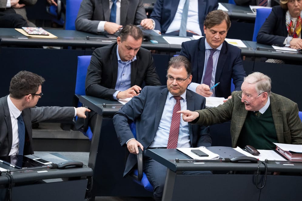 Hitzige Debatte um Migrationspakt: Marco Buschmann von der FDP (l.) und Alexander Gauland von der AfD streiten sich.