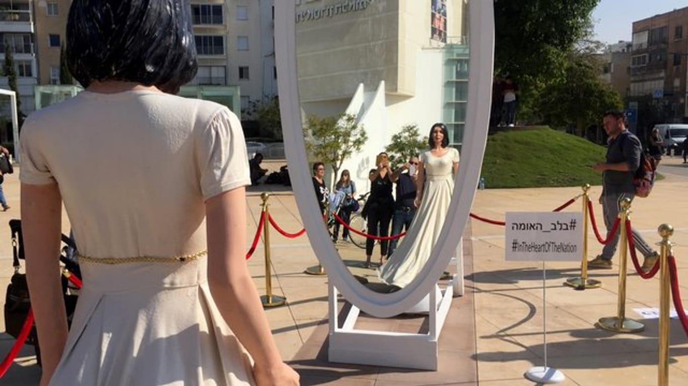 Eine lebensgroße Figur von Kulturministerin Miri Regev (Likud) vor dem Nationaltheater als böse Schneekönigin vor einem Spiegel.
