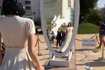 Eine lebensgroße Figur von Kulturministerin Miri Regev (Likud) vor dem Nationaltheater als böse Schneekönigin vor einem Spiegel.