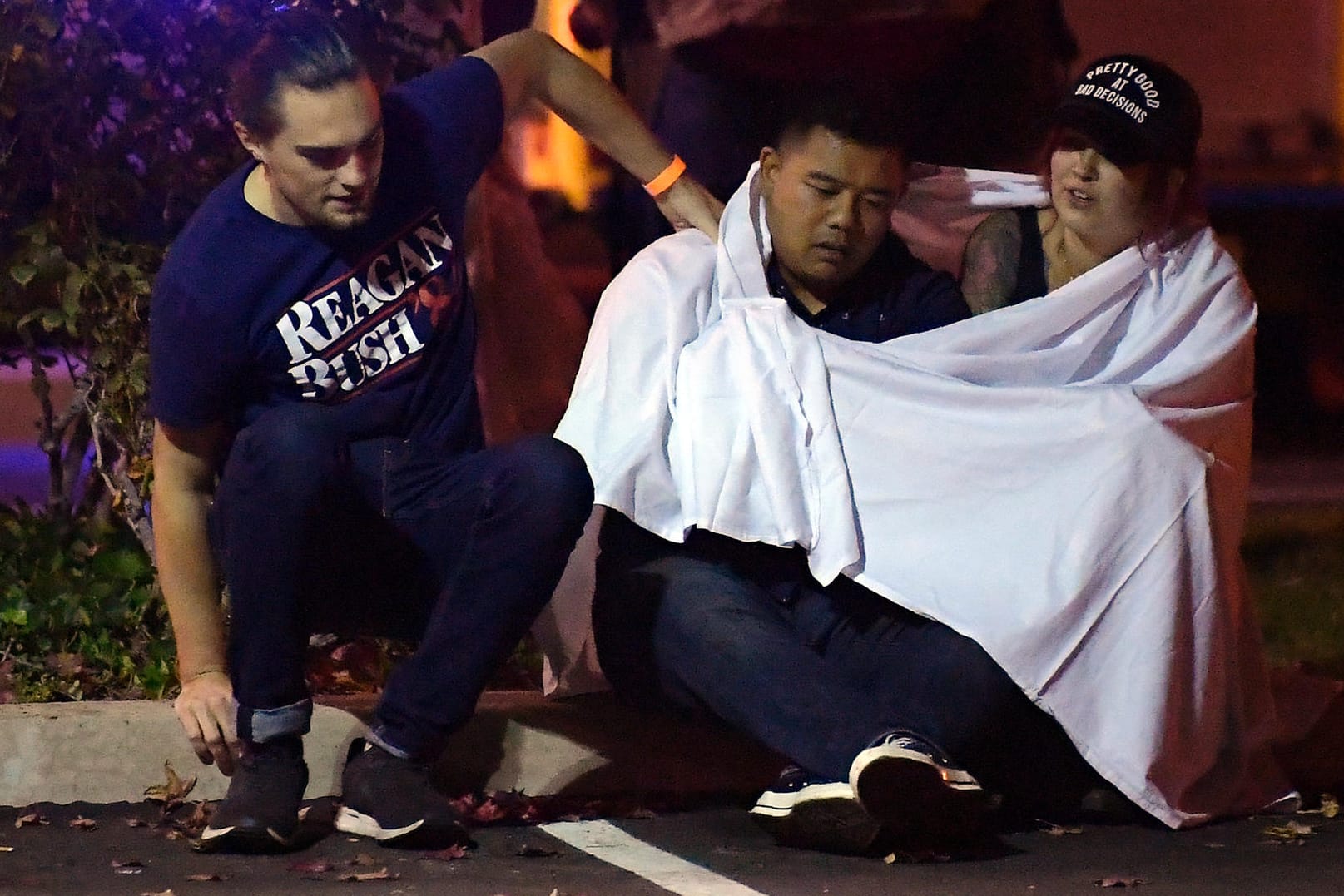 Thousand Oaks: Die Menschen trösten sich gegenseitig in der Nähe einer Bar, in der ein Mann auf Gäste geschossen hat. 12 Menschen wurden getötet, auch der Schütze sei tot, hieß es.