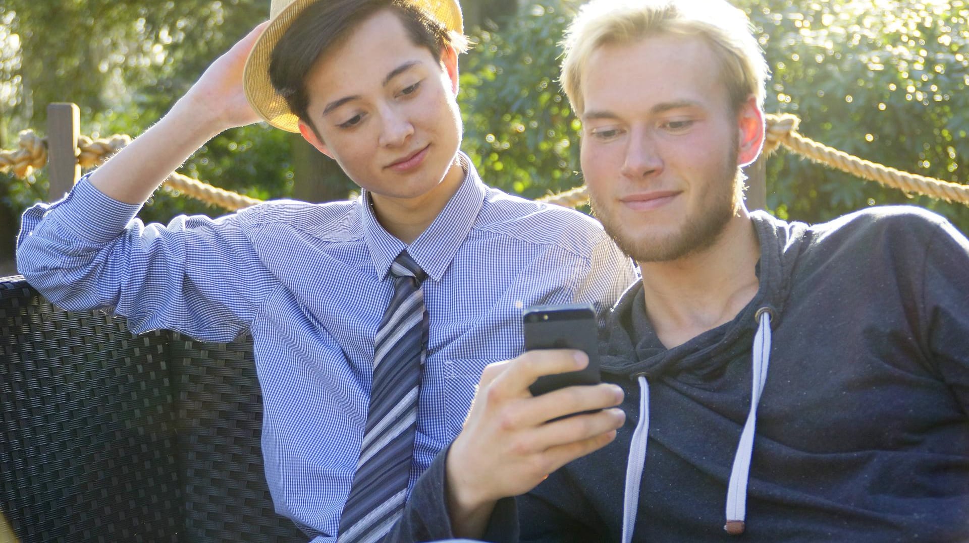 Zwei Freunde schauen sich etwas auf dem Smartphone an: Die Telekom hat ihre neuen "SpeedOn"-Pässe vorgestellt, mit denen sich Kunden zusätzliches Datenvolumen kaufen können.