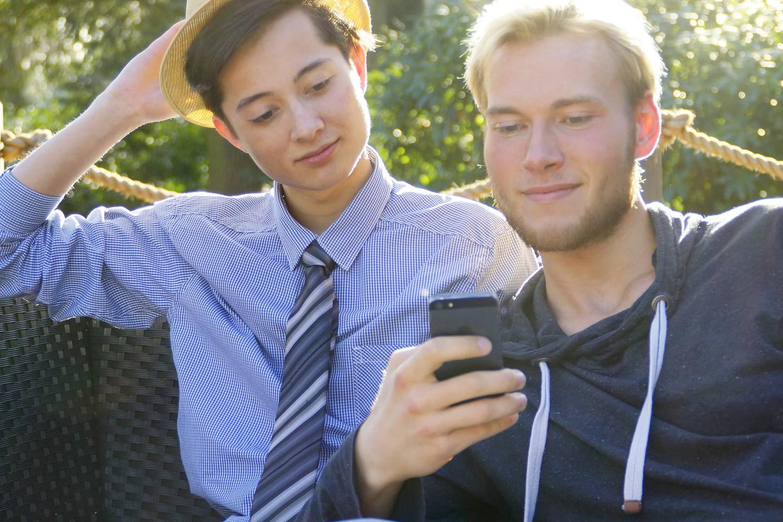 Zwei Freunde schauen sich etwas auf dem Smartphone an: Die Telekom hat ihre neuen "SpeedOn"-Pässe vorgestellt, mit denen sich Kunden zusätzliches Datenvolumen kaufen können.