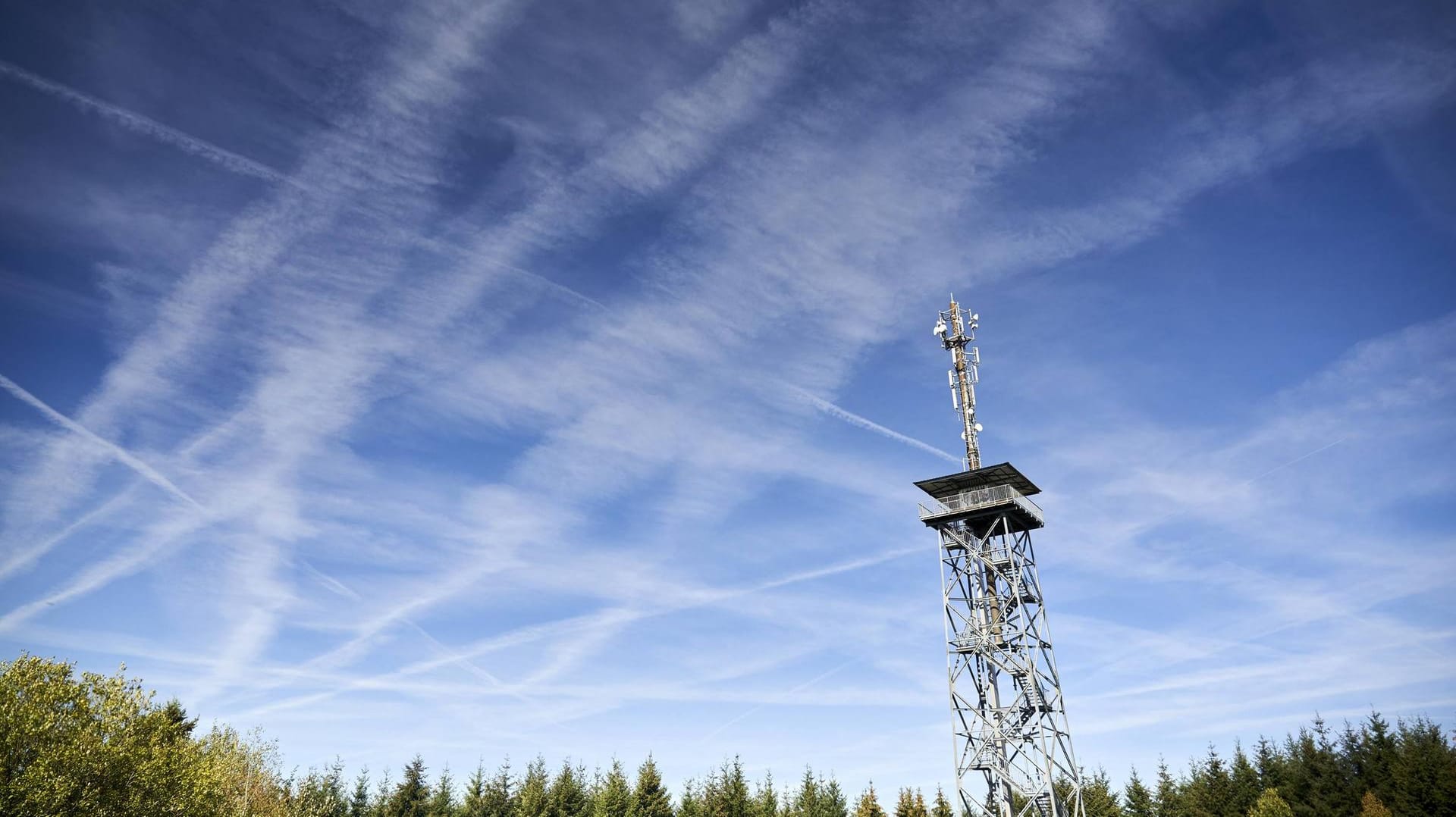 Mobilfunk- und Wetterstation: Nach Kritik an den Vergaberegeln für das 5G-Netz, bessern Bundesregierung und Bundesnetzagentur nach. Mobilfunk- und Wetterstation: Nach Kritik an den Vergaberegeln für das 5G-Netz, bessern Bundesregierung und Bundesnetzagentur nach.