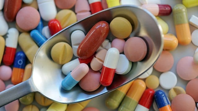 Kleine Veganer sollten gegebenenfalls Vitamin- und Mineraltabletten einnehmen. Kleine Veganer sollten gegebenenfalls Vitamin- und Mineraltabletten einnehmen.