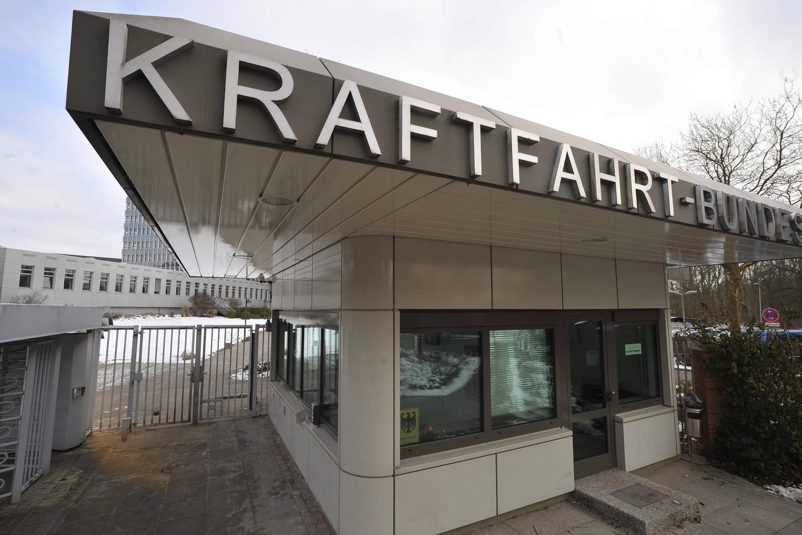Kraftfahrt-Bundesamt in Flensburg: Kritiker werfen der Behörde vor, sie habe sich zum Spielball der Autoindustrie gemacht.