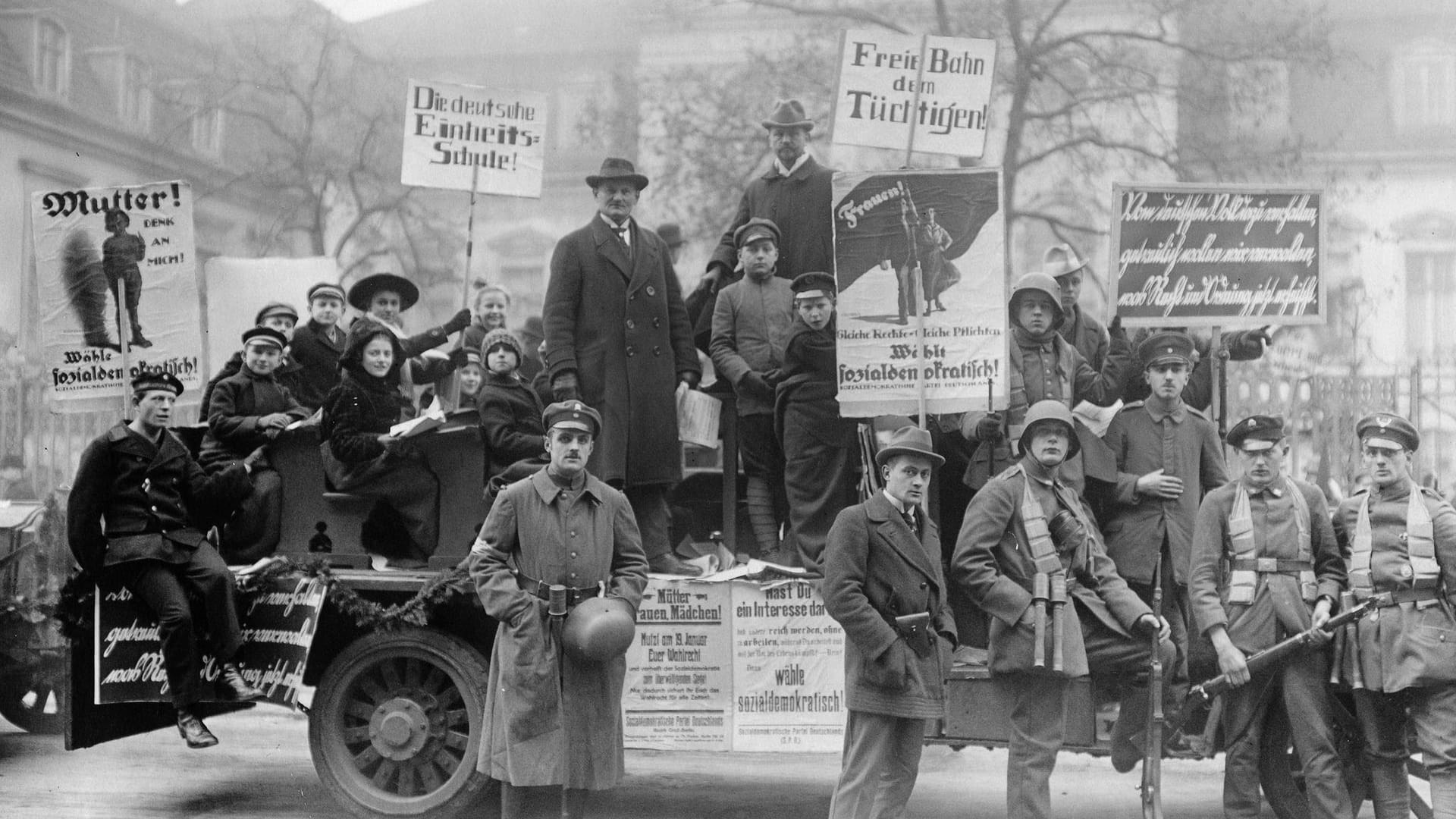 Frühzeit der Weimarer Republik: Anhänger der SPD im Wahlkampf für die deutsche Nationalversammlung 1919.