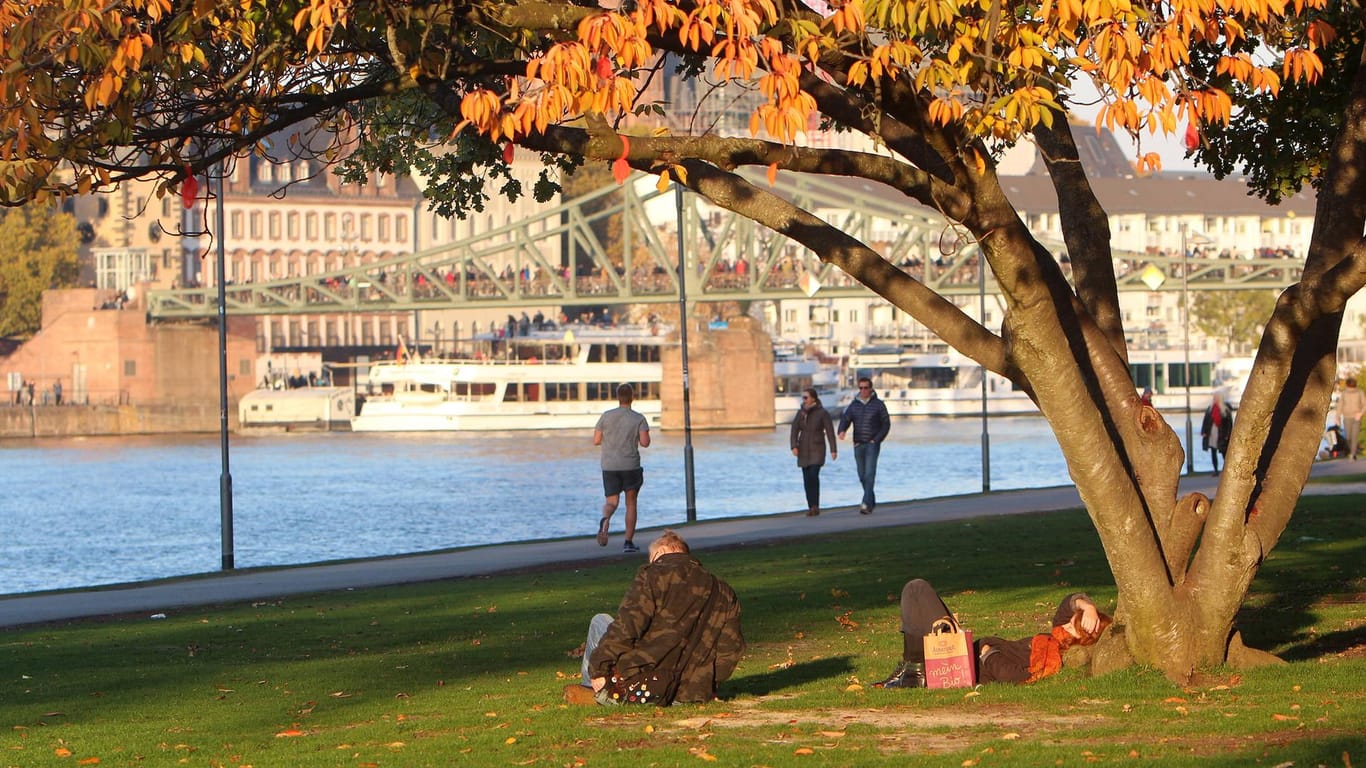 Herbstbilder aus Frankfurt: Auch in den kommenden Tagen bleibt es mild.