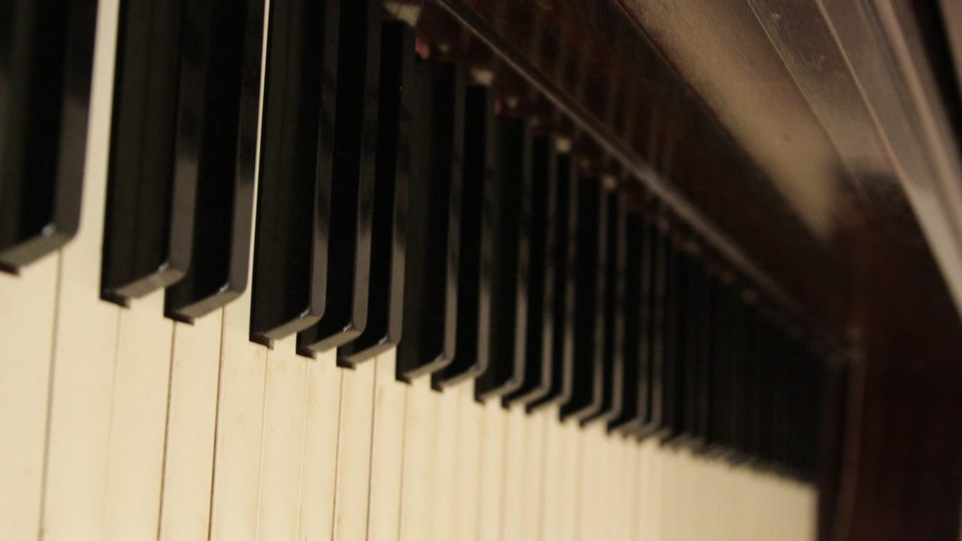 Das Klavier der jüdischen Familie Cohn aus Hagen landete während der Reichspogromnacht in der Volme. Ab Freitag wandert ein gelbes Klavier durch die Stadt und lädt jeden zum Spielen ein. Eine Kunstaktion zum Gedenken an die verhängnisvolle Nacht. (Symbolbild)