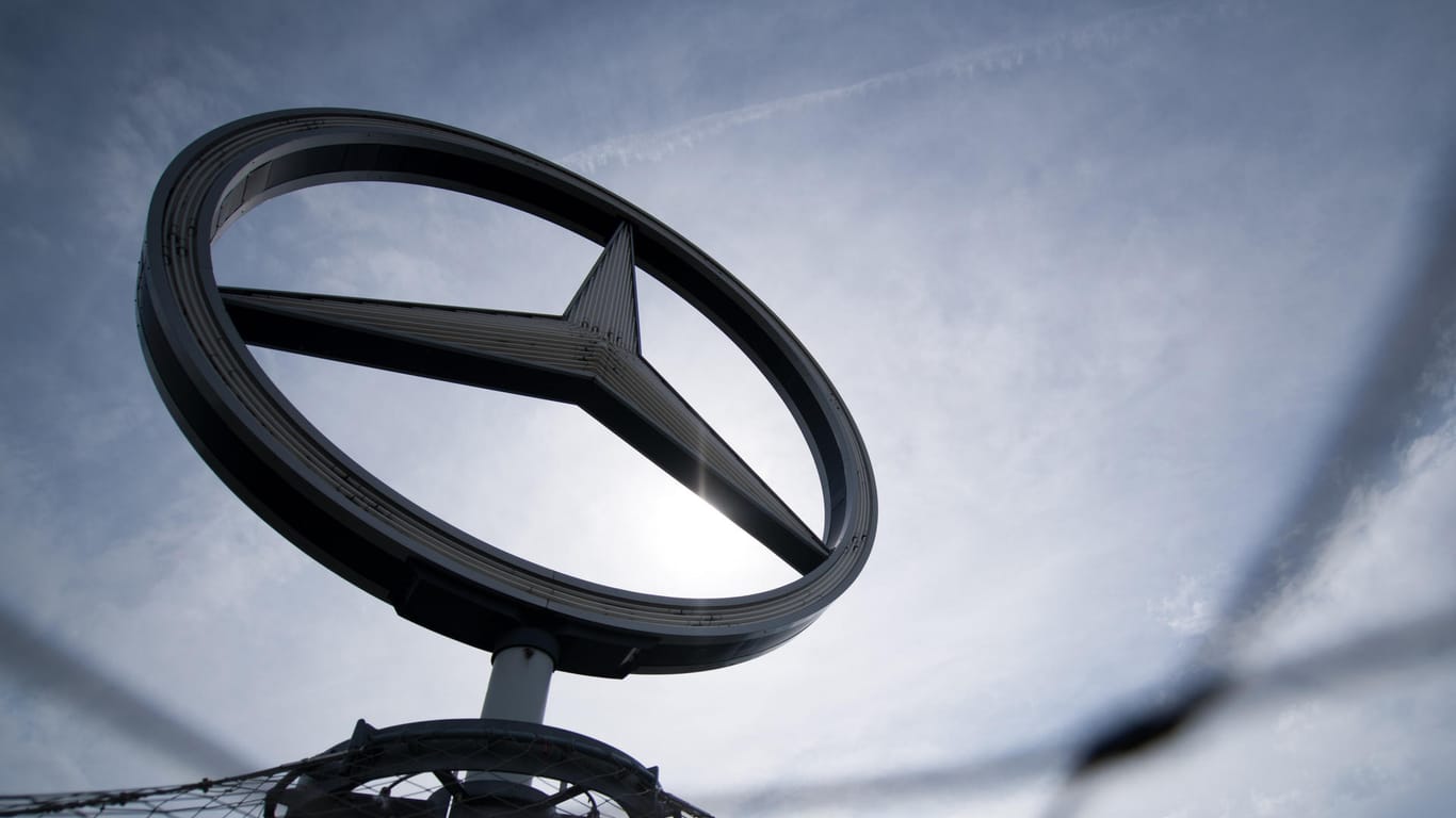 Kehrtwende bei Mercedes-Benz: Man werde Hardware-Nachrüstungen nun doch finanziell unterstützen. Das sei aber an Bedingungen geknüpft.