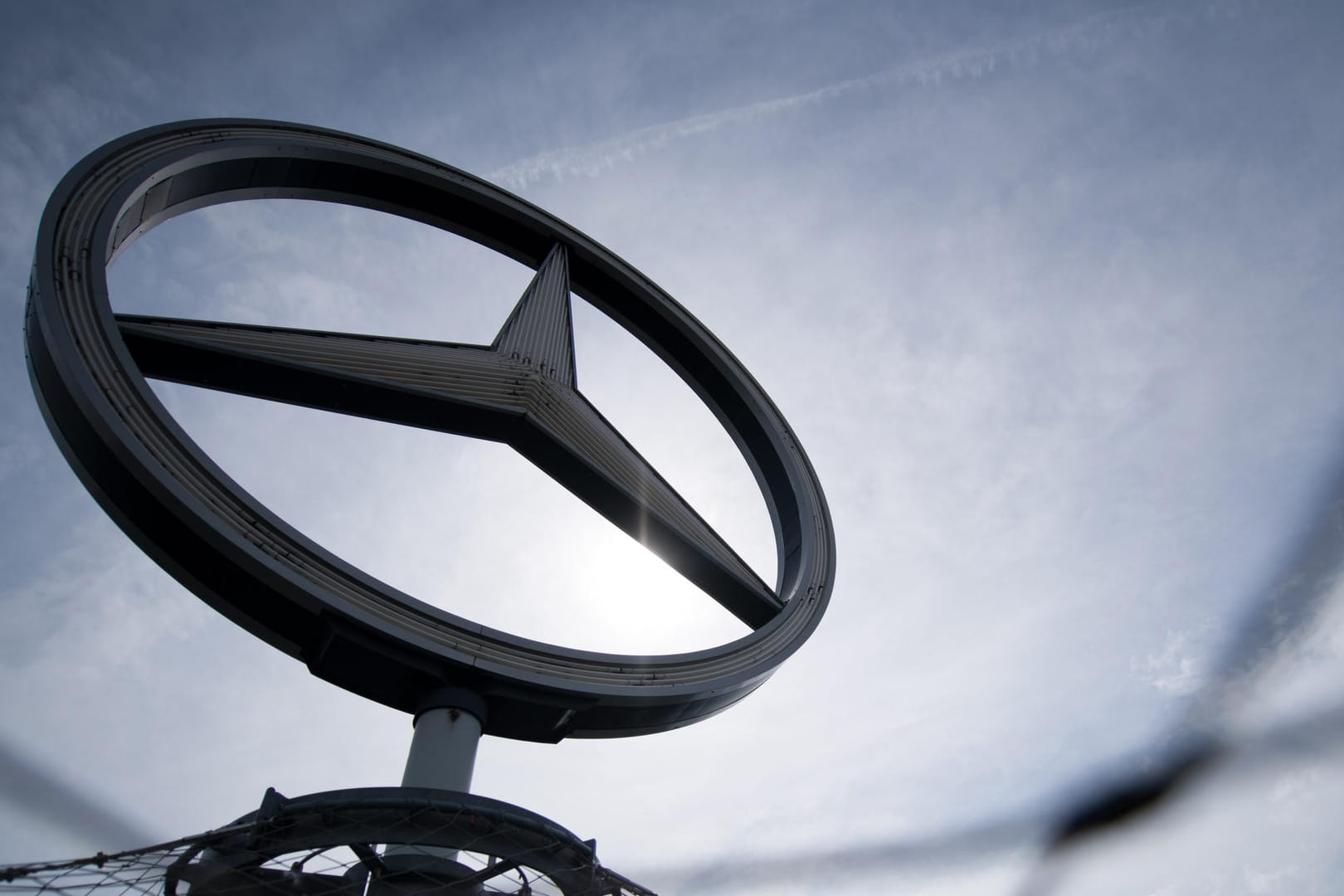 Kehrtwende bei Mercedes-Benz: Man werde Hardware-Nachrüstungen nun doch finanziell unterstützen. Das sei aber an Bedingungen geknüpft.