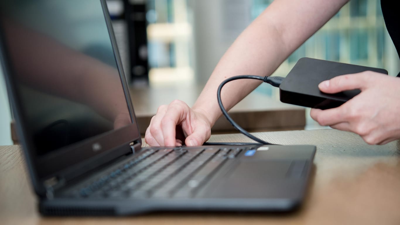 Eine Nutzer bedient einen Computer: Ist erst einmal eine externe Festplatte angeschafft, geht das Back-up leicht von der Hand. Eine Nutzer bedient einen Computer: Ist erst einmal eine externe Festplatte angeschafft, geht das Back-up leicht von der Hand.