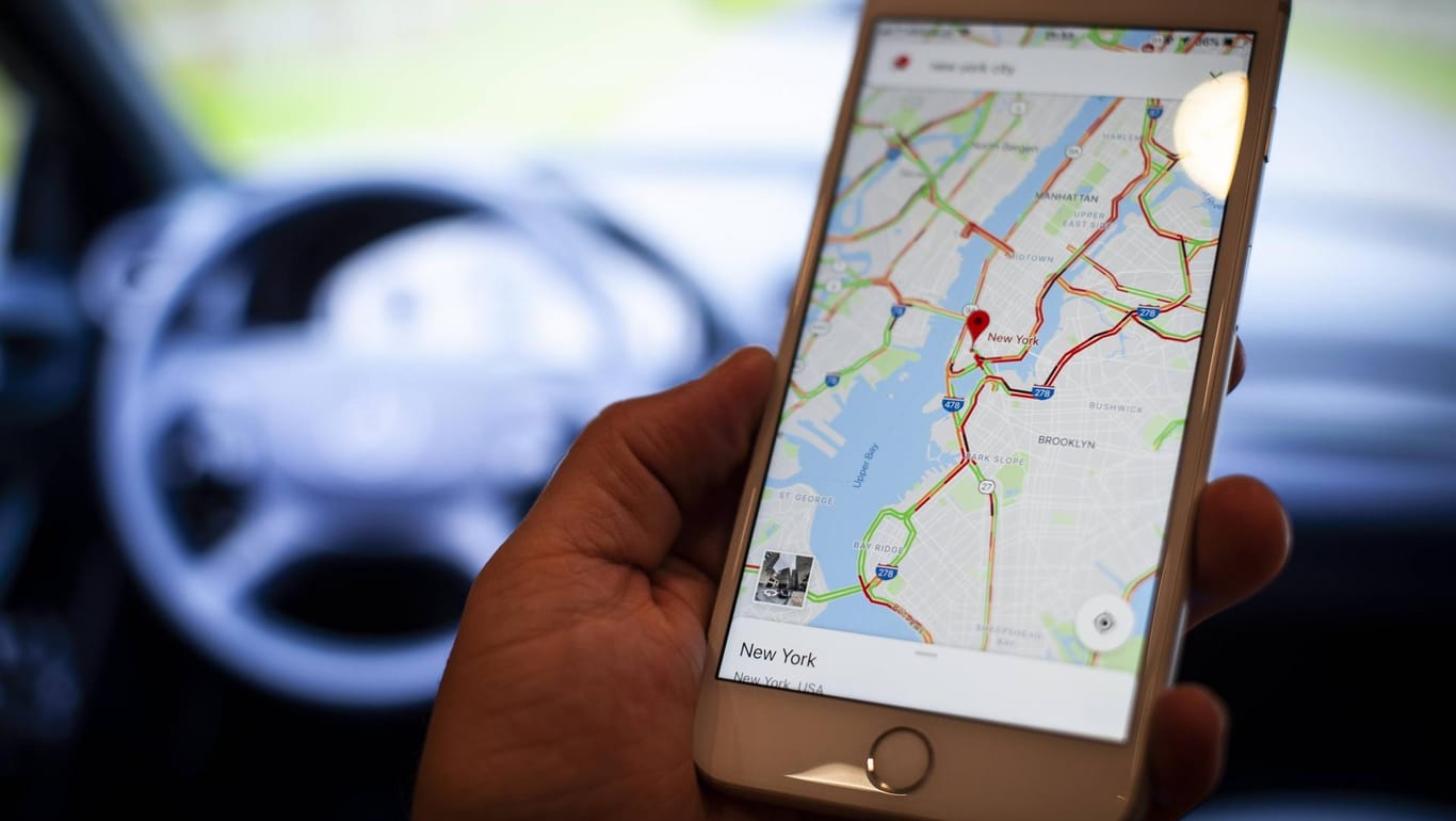Smartphone mit Google Maps: Blitzer als in der Navigation