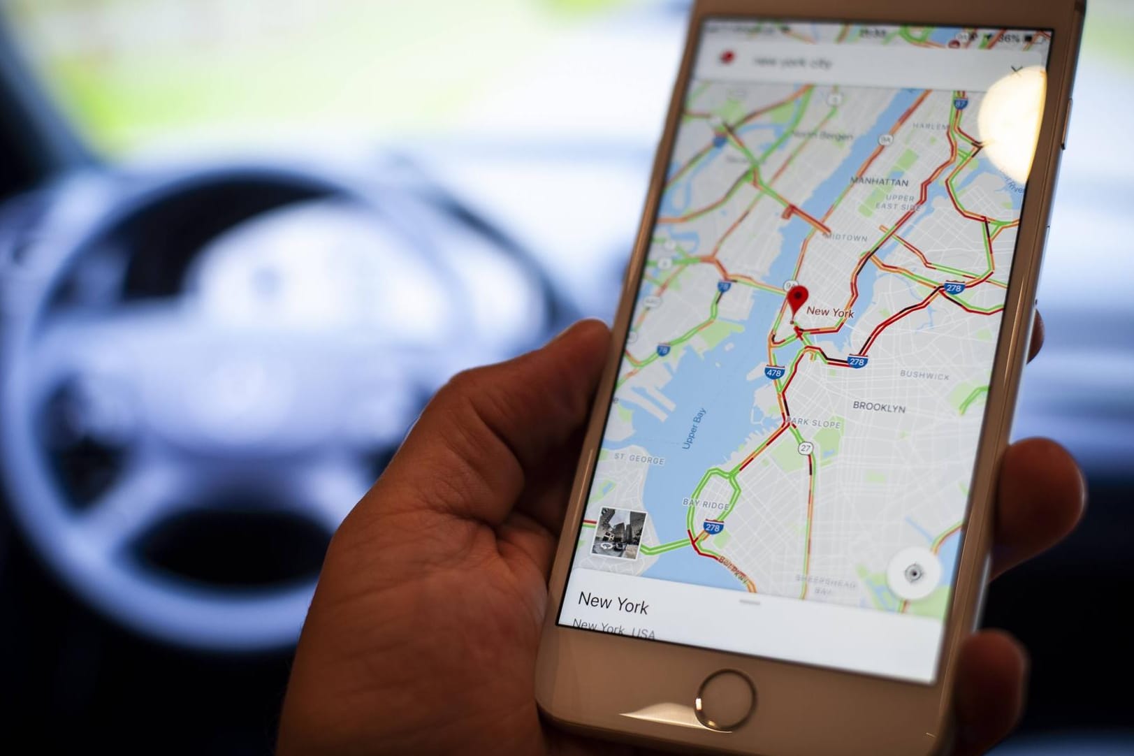 Smartphone mit Google Maps: Blitzer als in der Navigation