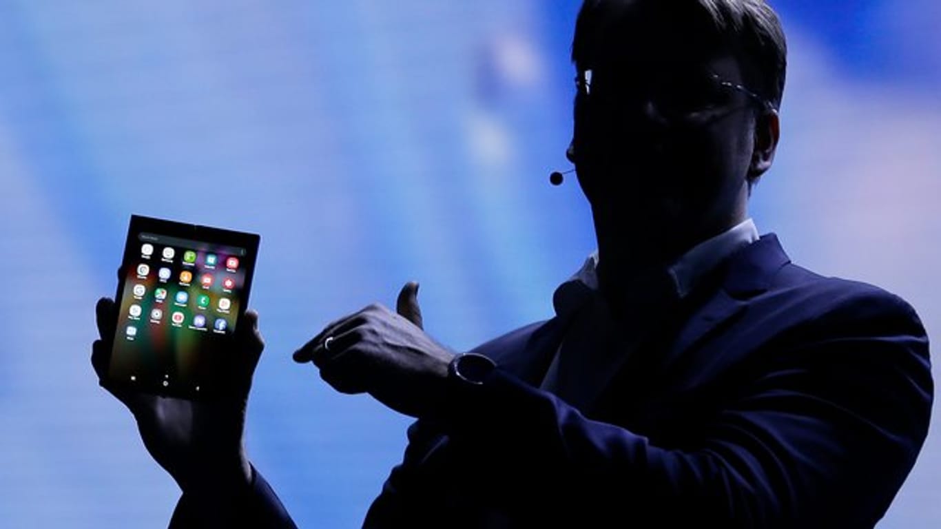 Justin Denison, Leiter der Mobilgeräteentwicklung von Samsung, stellt das "Infinity Flex Display" eines faltbaren Smartphones vor.