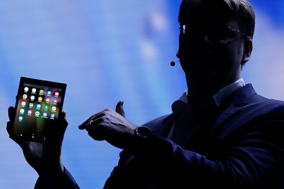 Justin Denison, Leiter der Mobilgeräteentwicklung von Samsung, stellt das "Infinity Flex Display" eines faltbaren Smartphones vor.