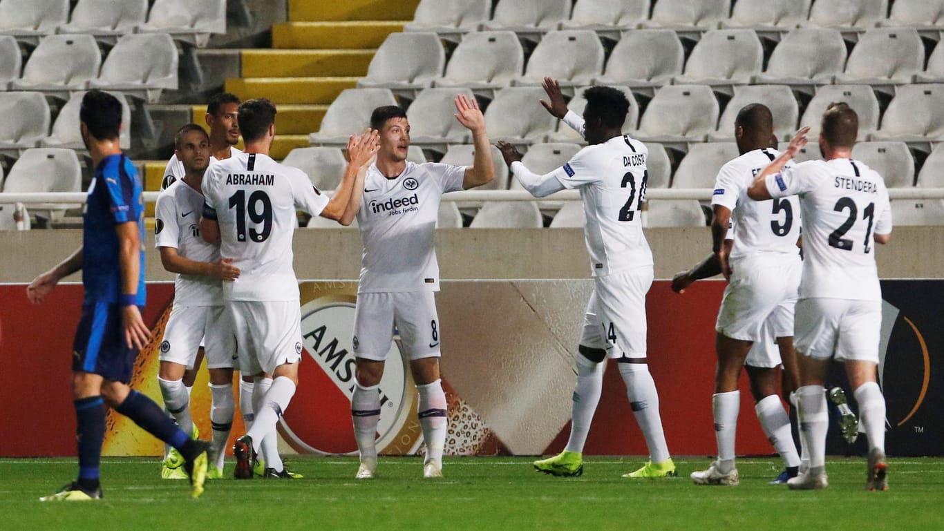 Beim Sieg gegen Limassol: Die Frankfurter bejubeln das zwischenzeitliche 1:0 durch Luka Jovic.
