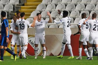 Beim Sieg gegen Limassol: Die Frankfurter bejubeln das zwischenzeitliche 1:0 durch Luka Jovic.