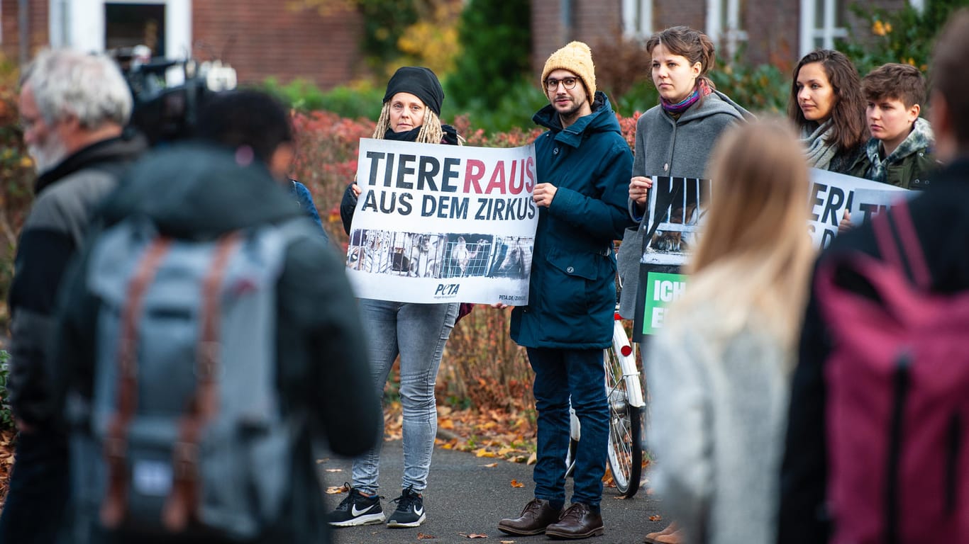 "Tiere raus aus dem Zirkus": Vor dem Gericht in Lüneburg demonstrierten Tierschutz-Aktivisten gegen einen Verbleib Robbys im Zirkus.