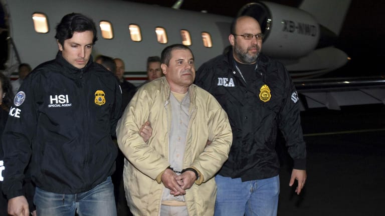 Joaquin "El Chapo" Guzmán wird von Sicherheitskräften eskortiert: Der Drogenboss darf aus Sicherheitsgründen seine Frau nicht umarmen.