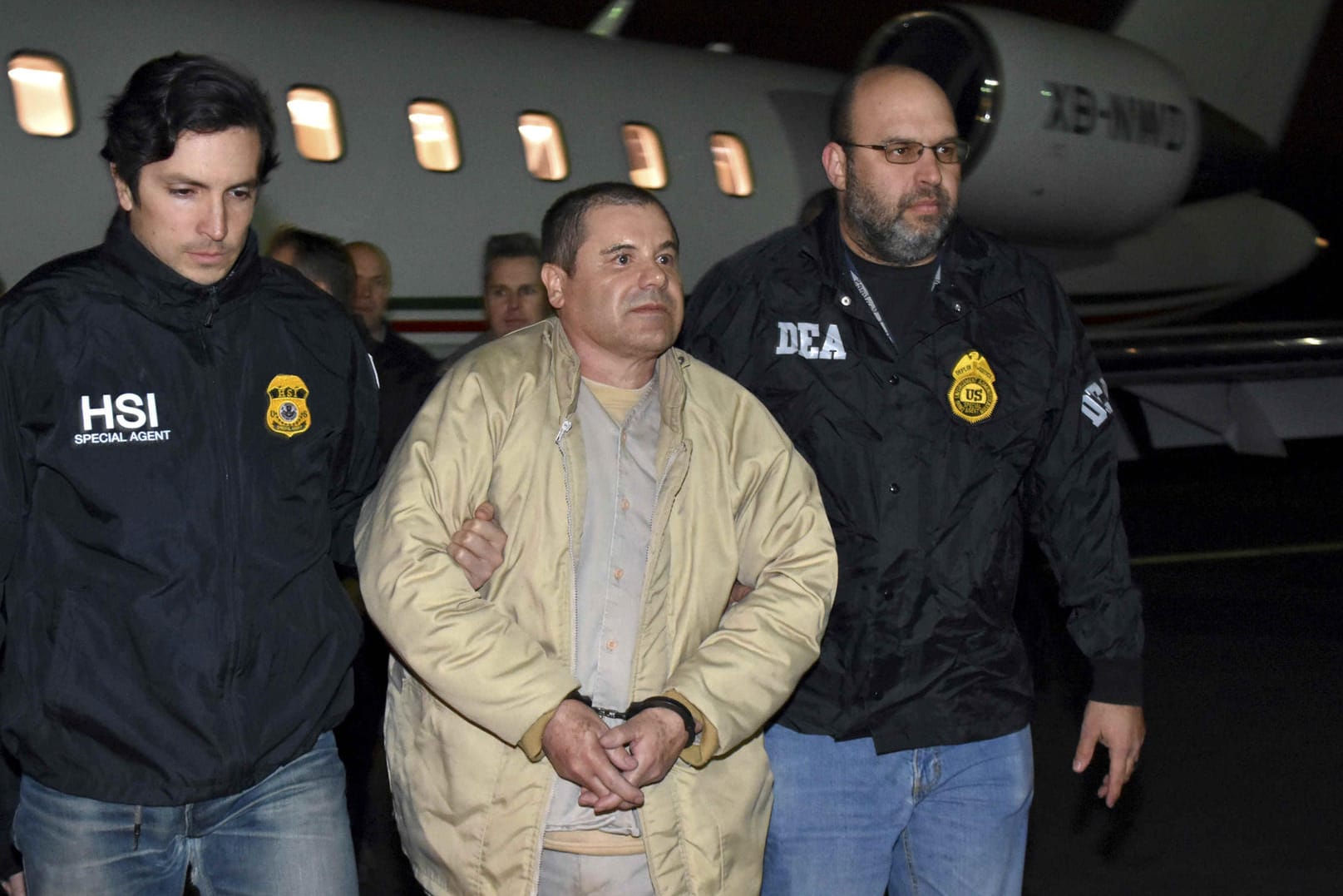 Joaquin "El Chapo" Guzmán wird von Sicherheitskräften eskortiert: Der Drogenboss darf aus Sicherheitsgründen seine Frau nicht umarmen.