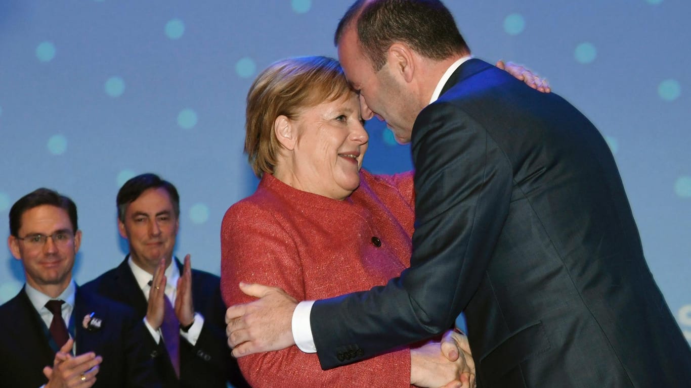 Angela Merkel gratuliert Manfred Weber: Auch die Kanzlerin ist von den europäischen Kollegen gefeiert worden.