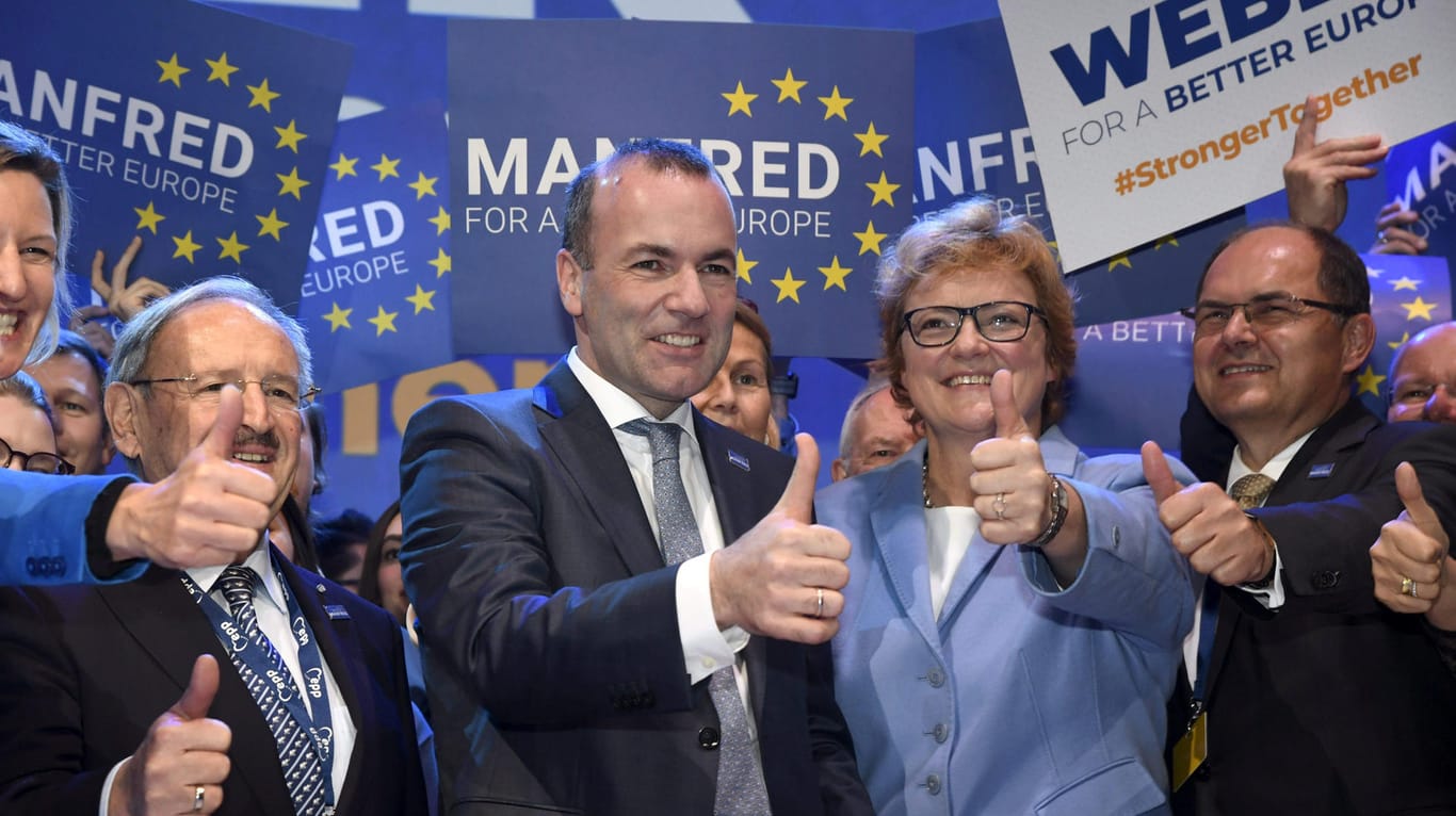 "Manfred for a better Europe" steht auf den Schildern: Die Delegierten feiern Weber minutenlang.