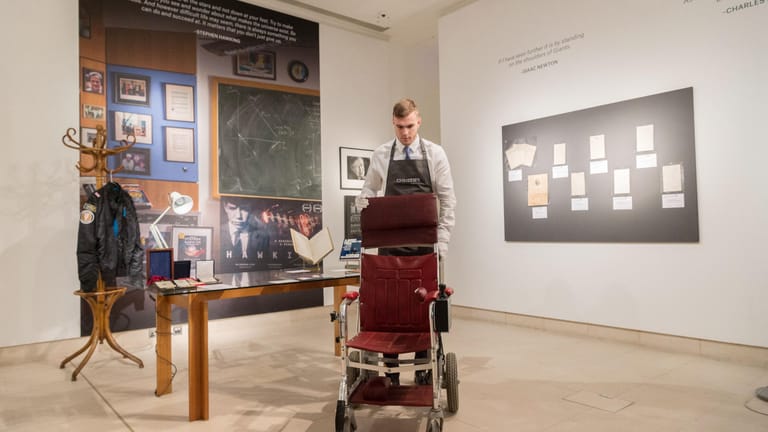 Stephen Hawkings Rollstuhl: Gegenstände aus dem Nachlass des Astrophysikers kamen im Auktionshaus Christies's unter den Hammer.