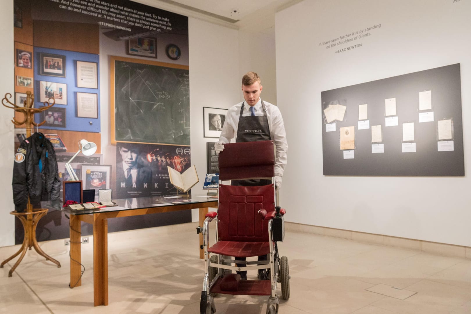 Stephen Hawkings Rollstuhl: Gegenstände aus dem Nachlass des Astrophysikers kamen im Auktionshaus Christies's unter den Hammer.