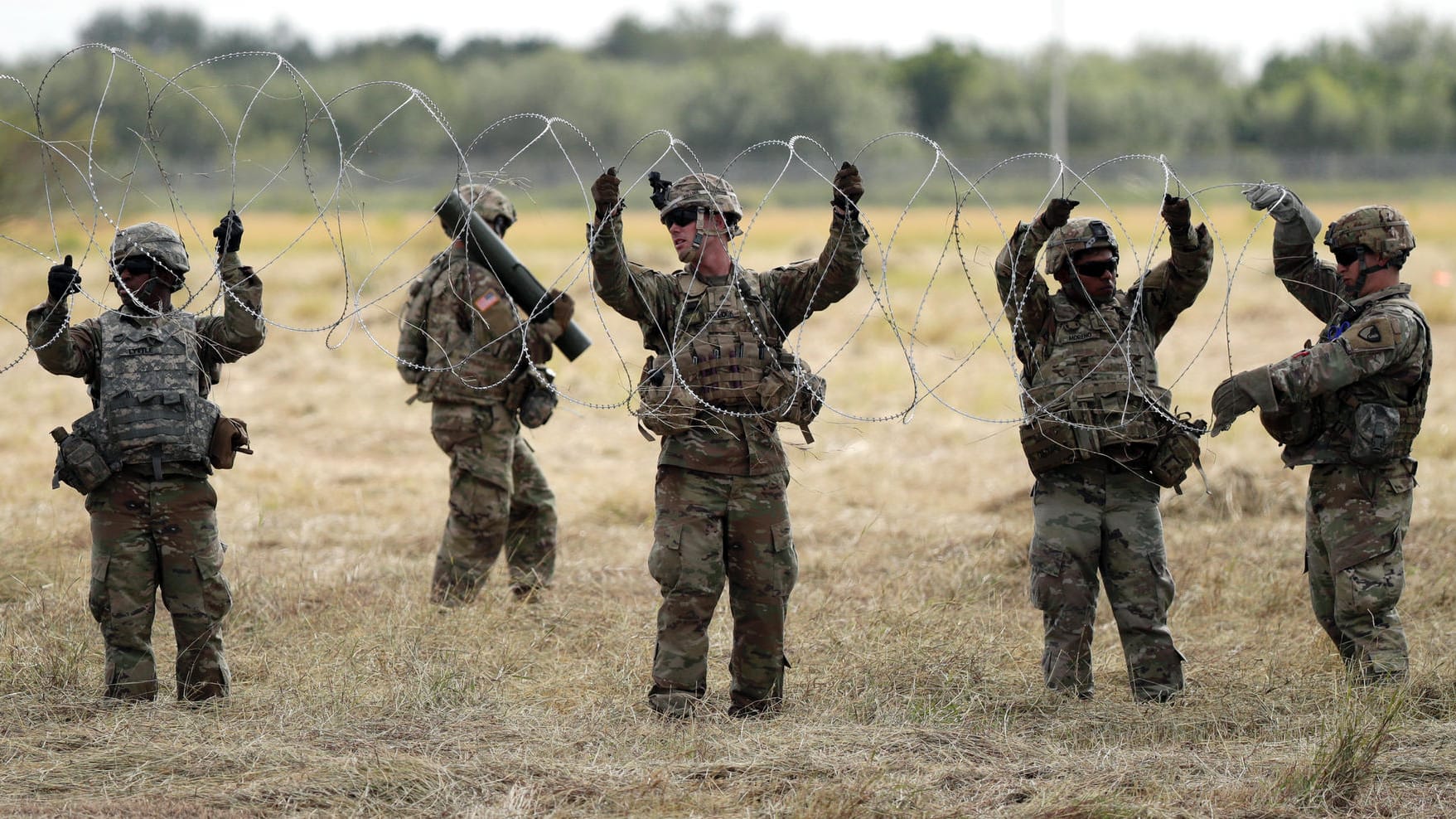 US-Soldaten sichern Grenze zu Mexiko: Trump hat erklärt, dass die Soldaten an der Grenze zu Mexiko nicht auf Migranten schießen sollen, wenn diese Steine auf sie schmeißen.