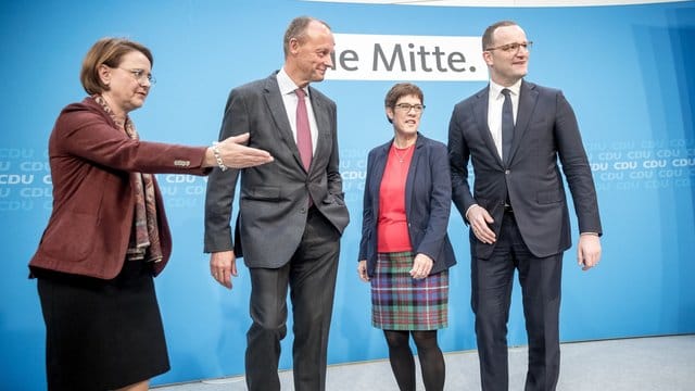 Annette Widmann-Mauz, Vorsitzende der Frauen Union, weist Friedrich Merz, Annegret Kramp-Karrenbauer und Jens Spahn (v. Annette Widmann-Mauz, Vorsitzende der Frauen Union, weist Friedrich Merz, Annegret Kramp-Karrenbauer und Jens Spahn (v.