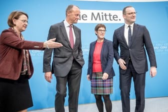Annette Widmann-Mauz, Vorsitzende der Frauen Union, weist Friedrich Merz, Annegret Kramp-Karrenbauer und Jens Spahn (v.