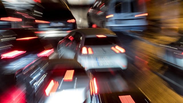 Beim Links Überholen einer im Stau stehenden Fahrzeugkolonne sollten Autofahrer besonders umsichtig und langsam fahren. Beim Links Überholen einer im Stau stehenden Fahrzeugkolonne sollten Autofahrer besonders umsichtig und langsam fahren.