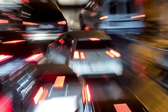 Beim Links Überholen einer im Stau stehenden Fahrzeugkolonne sollten Autofahrer besonders umsichtig und langsam fahren.