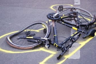 Fahrrad liegt nach Unfall auf der Straße (Symbolbild): Bei einem Verkehrsunfall stirbt eine radfahrende Person.