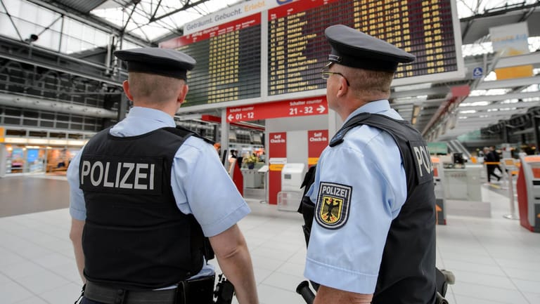 Beamte der Bundespolizei am Flughafen Dresden: Allein das Bundesinnenministerium und seine Behörden bekommen 990 neue Stellen (Archivfoto).