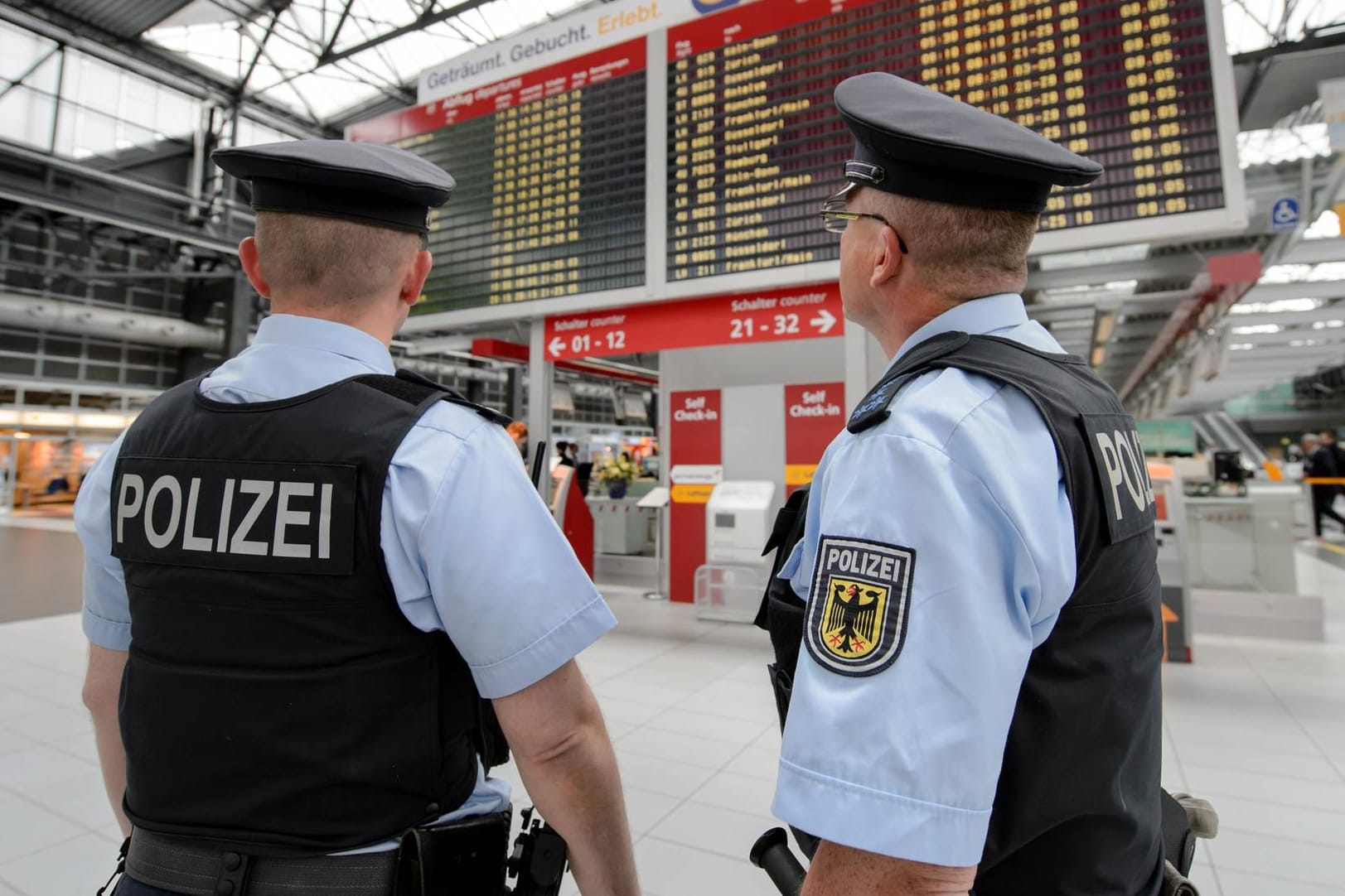 Beamte der Bundespolizei am Flughafen Dresden: Allein das Bundesinnenministerium und seine Behörden bekommen 990 neue Stellen (Archivfoto).