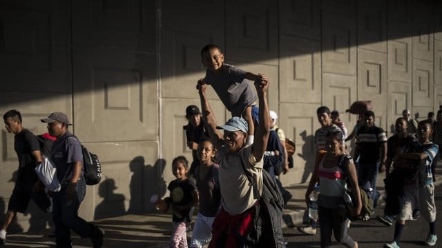 Während Tausende Mittelamerikaner auf dem Weg Richtung USA sind, hat US-Präsident Trump eine Verschärfung des Asylrechts angekündigt. Während Tausende Mittelamerikaner auf dem Weg Richtung USA sind, hat US-Präsident Trump eine Verschärfung des Asylrechts angekündigt.
