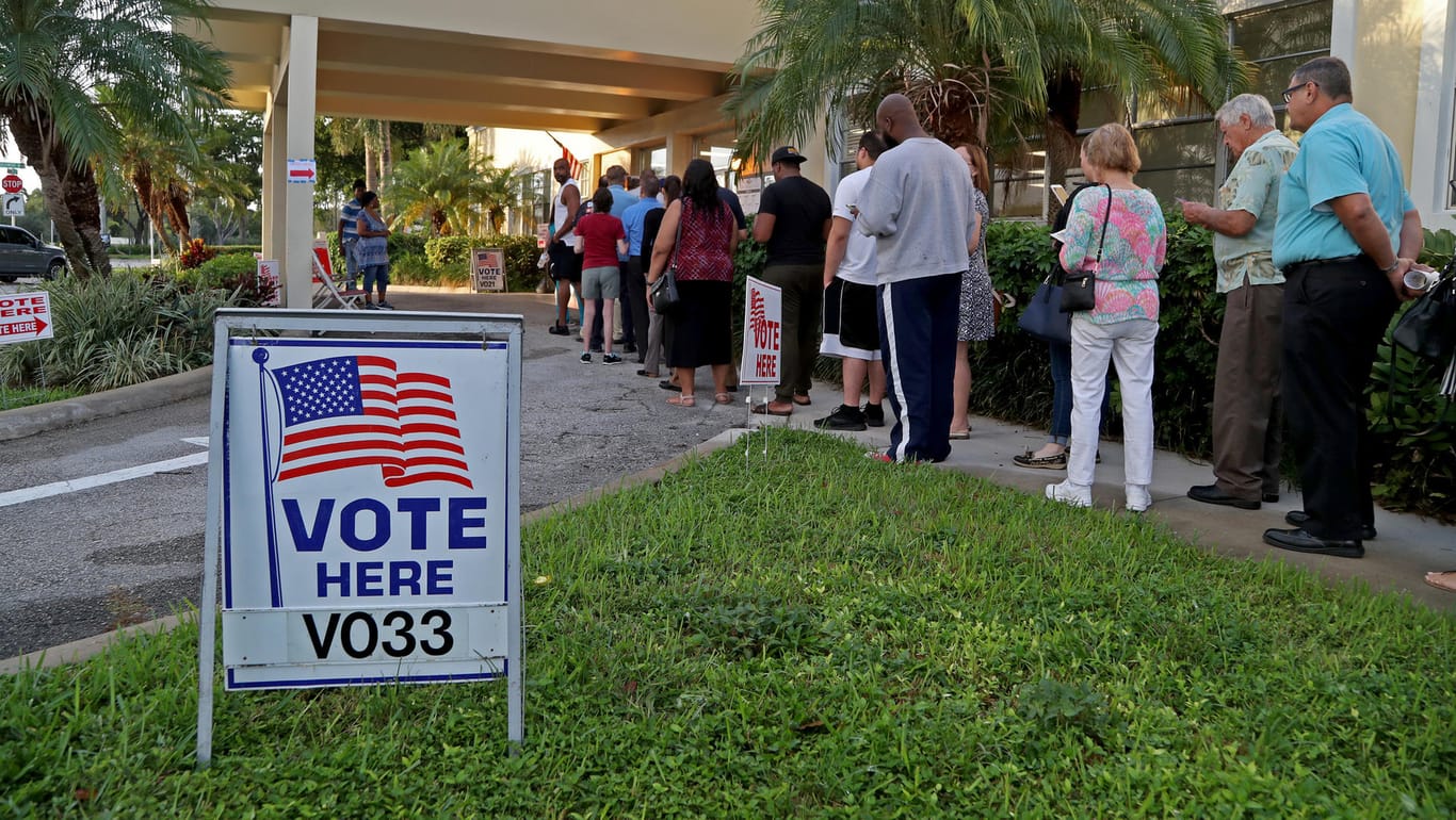 Wahllokal in Florida: In dem Bundesstaat kommt es immer wieder zu extrem knappen Ergebnissen zwischen Republikanern und Demokraten.