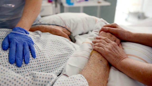 Pflege auf der Intensivstation eines Krankenhauses.