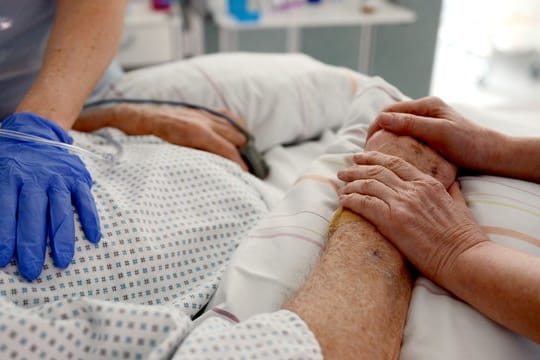 Pflege auf der Intensivstation eines Krankenhauses.