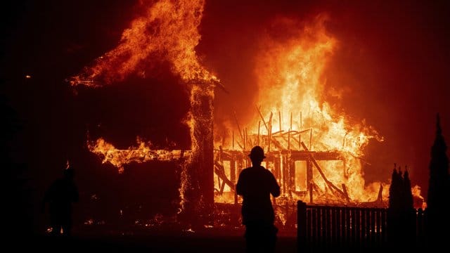 Im Ort Paradise steht ein Gebäude lichterloh in Flammen.