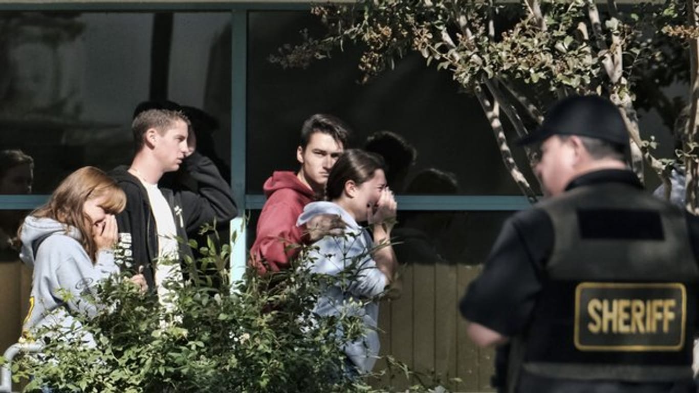 Trauernde werden in das Thousand Oaks Teen Center geführt, wo sich Familien nach der tödlichen Attacke versammelt haben.