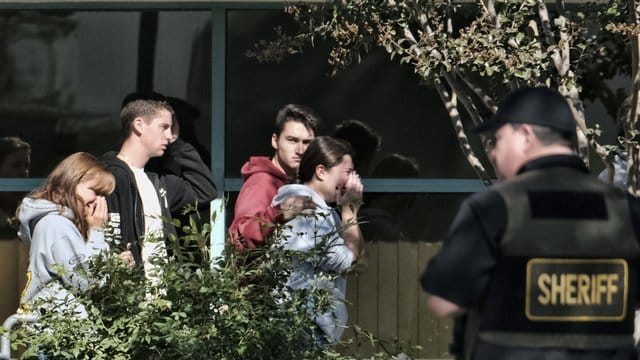Trauernde werden in das Thousand Oaks Teen Center geführt, wo sich Familien nach der tödlichen Attacke versammelt haben. Trauernde werden in das Thousand Oaks Teen Center geführt, wo sich Familien nach der tödlichen Attacke versammelt haben.