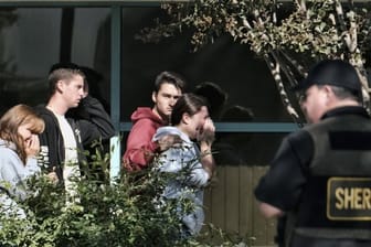 Trauernde werden in das Thousand Oaks Teen Center geführt, wo sich Familien nach der tödlichen Attacke versammelt haben.