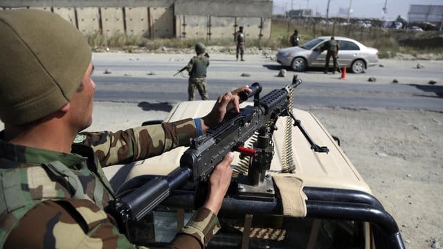 Sicherheitskräfte kontrollieren ein Auto in Kabul. Sicherheitskräfte kontrollieren ein Auto in Kabul.